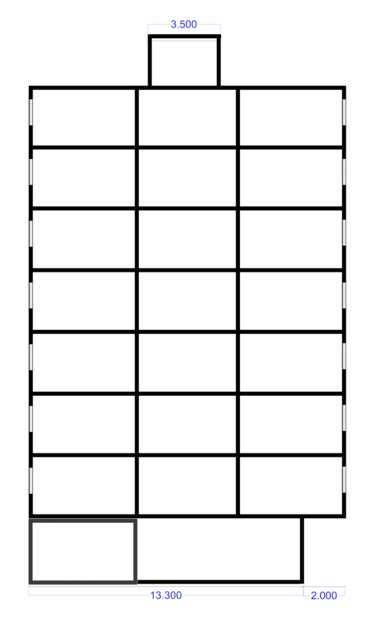 Bild 3 visar ett h&ouml;ghus i profilbild. Huset har en k&auml;llare, 7 v&aring;ningar med bost&auml;der och dessutom hissens maskinrum p&aring; taket. K&auml;llaren &auml;r 13,3 meter bred. V&aring;ningarna med bost&auml;der &auml;r 2 meter bredare &auml;n k&auml;llaren. Hissens maskinrum &auml;r 3,5 meter brett.