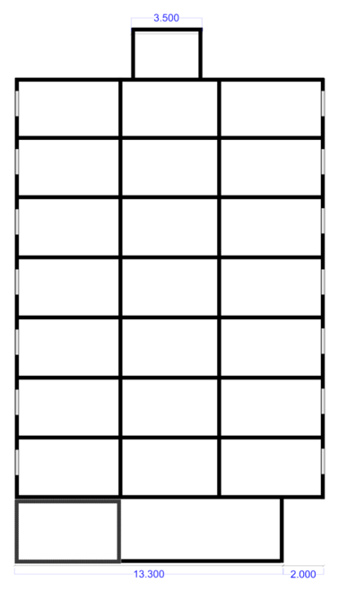 Kuvassa 3 on kerrostalon sivukuva. Kuvasta ilmenee, ett&auml; talossa on kellari, 7 asuinkerrosta ja lis&auml;ksi hissin konehuone katolla. Kellarin leveys on 13,3 metri&auml;. Asuinkerrokset ovat 2 metri&auml; kellaria leve&auml;mpi&auml;. Hissin konehuoneen leveys on 3,5 metri&auml;.