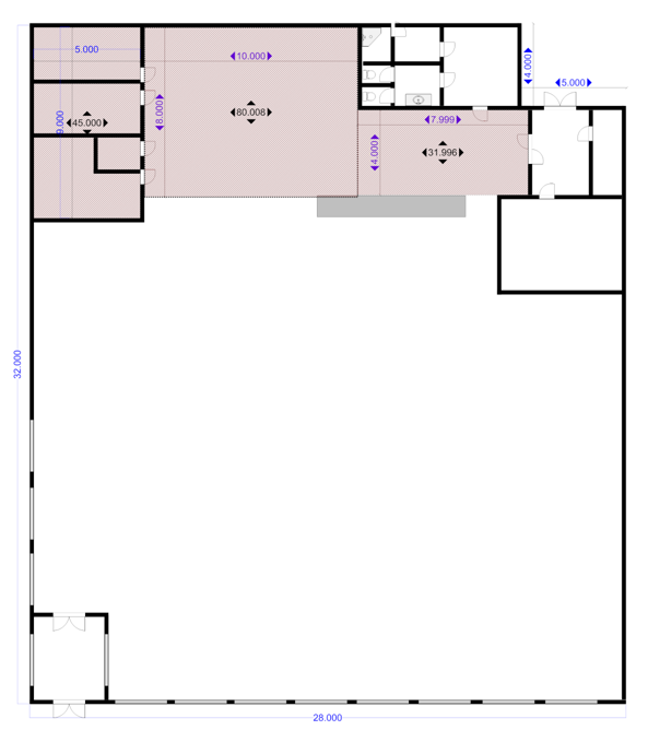 Kuvassa 6 on ylh&auml;&auml;lt&auml;p&auml;in kuvattuna l&auml;hes suorakaiteen muotoisen myym&auml;l&auml;rakennuksen pohjapiirustus. Rakennuksen pitk&auml; sivu ulkomitoin on 32 metri&auml; ja lyhyt sivu 28 metri&auml;. Sis&auml;&auml;nk&auml;ynnin kohdalla t&auml;ydest&auml; suorakaiteesta puuttuu pala, jonka pituus on 5 metri&auml; ja leveys 4 metri&auml;. Pohjapiirustuksesta n&auml;kyy, ett&auml; rakennuksessa on eri huoneissa varastotilaa. Varastotiloina toimivien alueiden sis&auml;mitat ovat 5 metri&auml; kertaa 9 metri&auml;, 10 metri&auml; kertaa 8 metri&auml; ja 8 metri&auml; kertaa 4 metri&auml;.